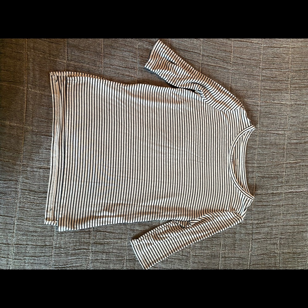 Girls size 6/7 Old Navy Stripped t-shirt